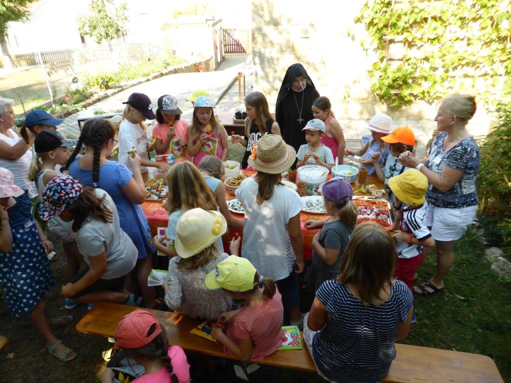 Kinder essen selbst zubereitete Speisen