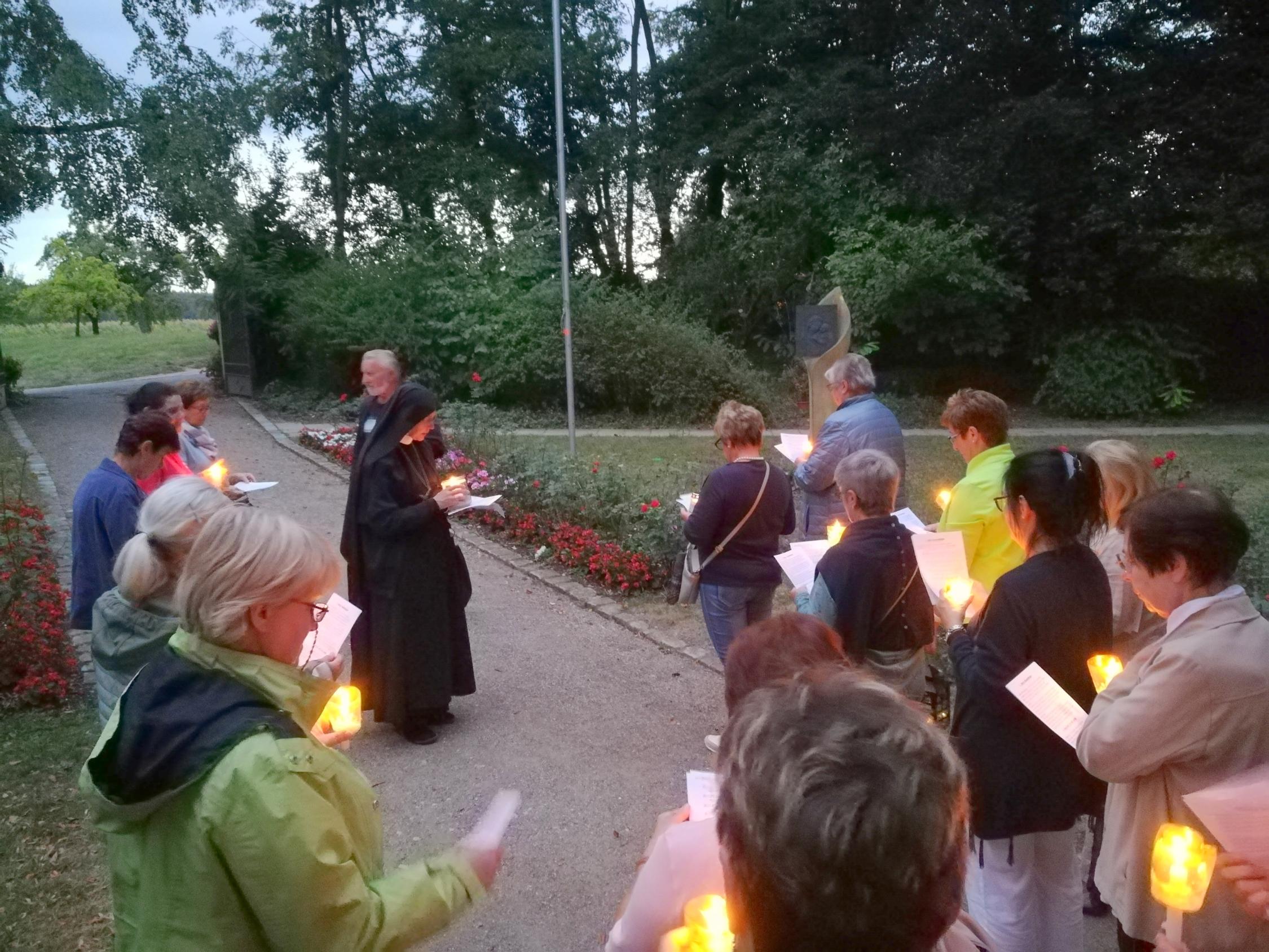 Beginn der Lichterprozession im Park