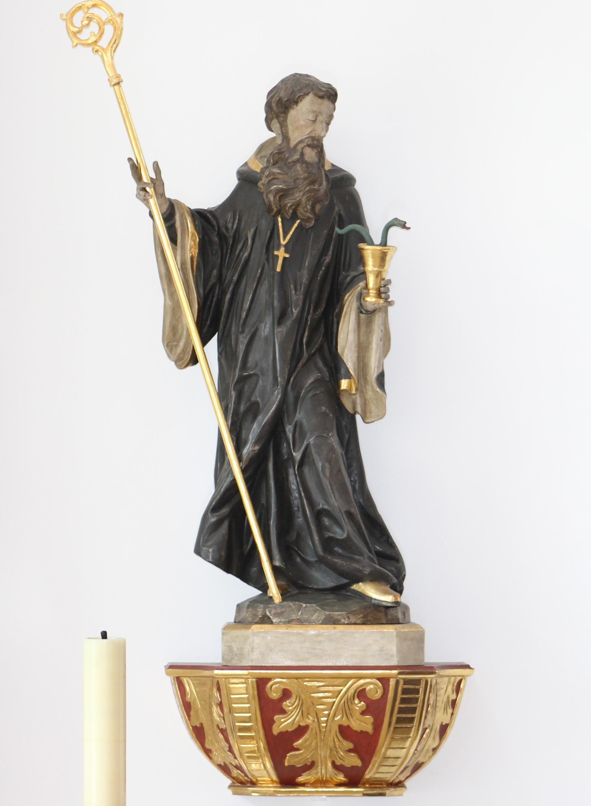 Die Statue des Hl. Benedikt in der Abteikirche.
