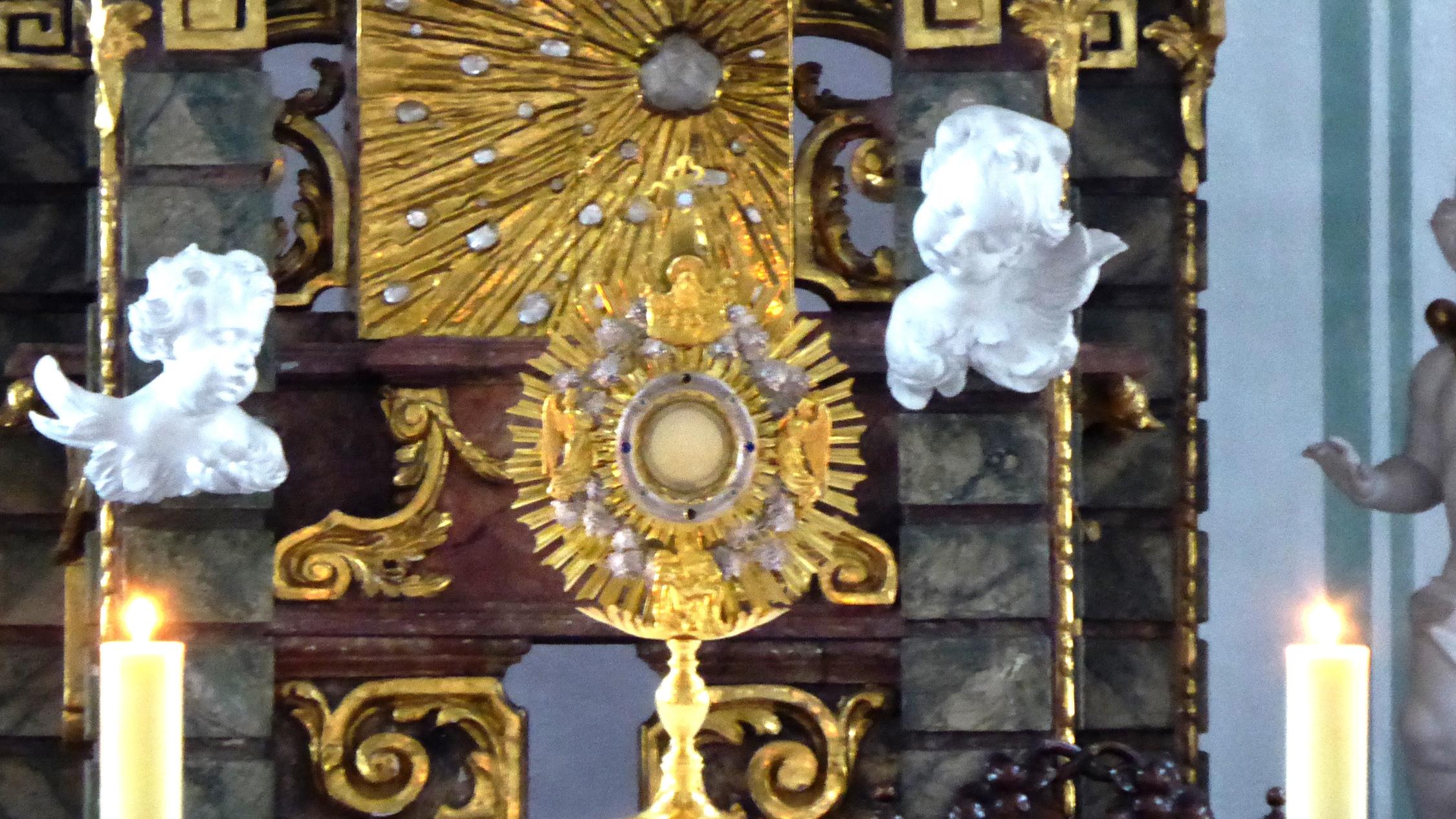 Monstranz auf dem Altar in der Klosterkirche der Abtei Maria Frieden