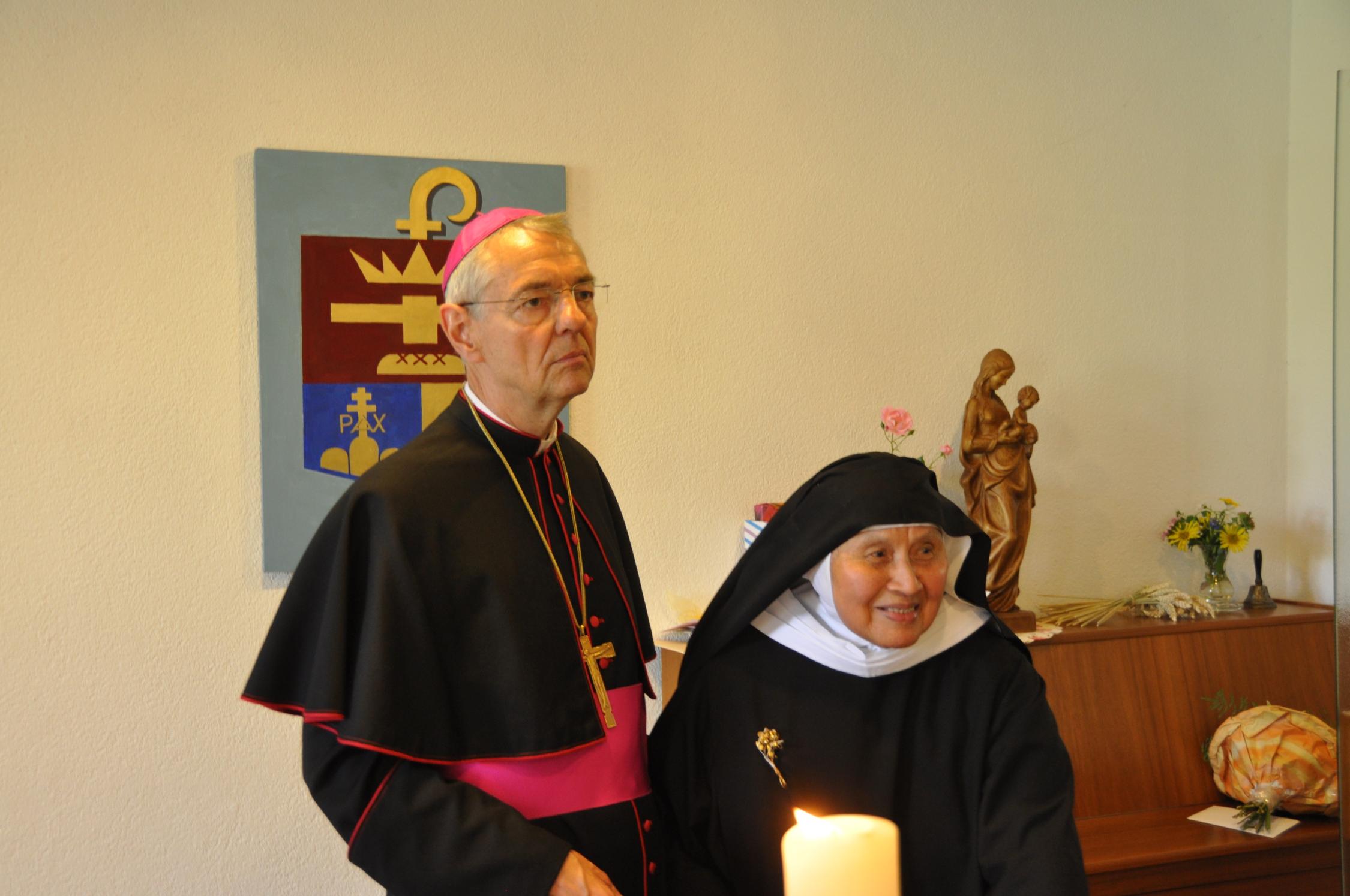 Sr. Milagros mit Erzbischof Schick