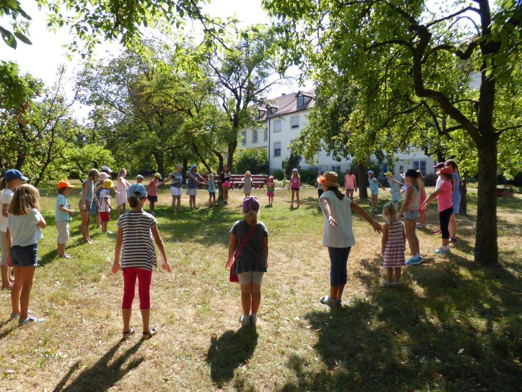 Kinder versammeln sich im Kreis