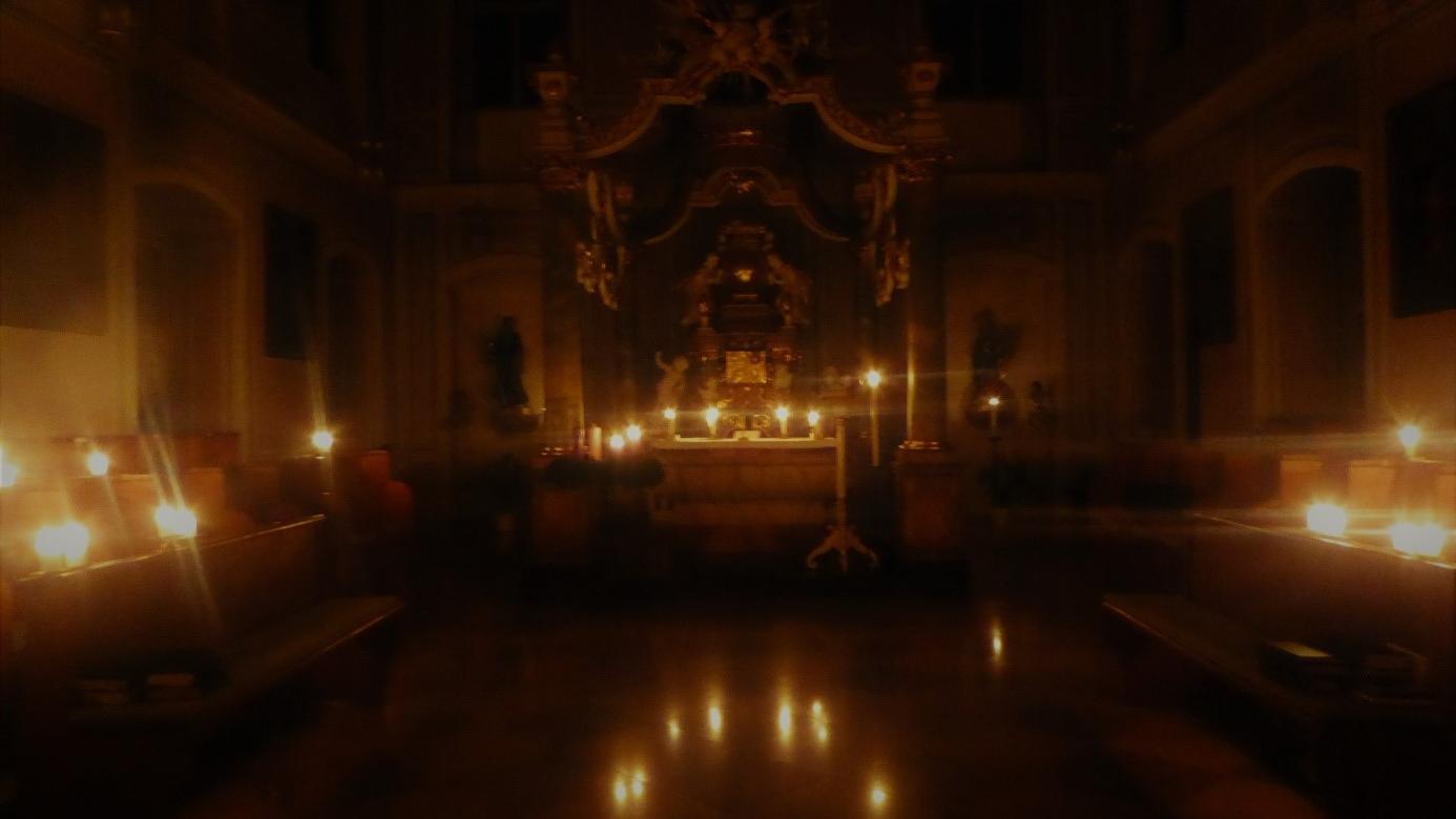 Abteikirche bei Kerzenschein